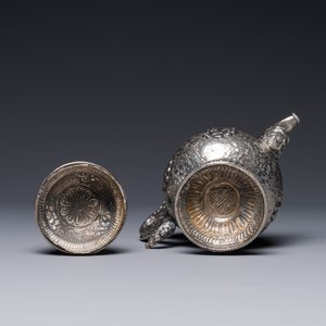 A fine Tibetan silver plated 'bajixiang' teapot, 19th C. — foto 3