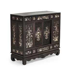 A fine Vietnamese mother-of-pearl-inlaid wooden cabinet, 19th C. — photo 1