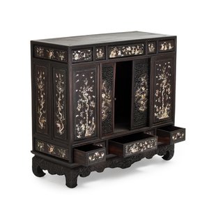 A fine Vietnamese mother-of-pearl-inlaid wooden cabinet, 19th C. — photo 2