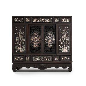 A fine Vietnamese mother-of-pearl-inlaid wooden cabinet, 19th C. — photo 3