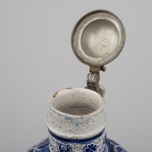 A fine Westerwald stoneware pewter-mounted jug with the coat of arms of France, dated 1597 — 照片 6