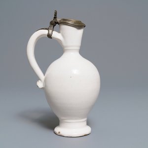 A fine white Dutch Delft jug with pewter cover, 2nd half 17th C. — photo 4