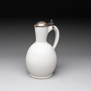 A fine white-glazed Delftware jug with silver cover, 17th C. — photo 1
