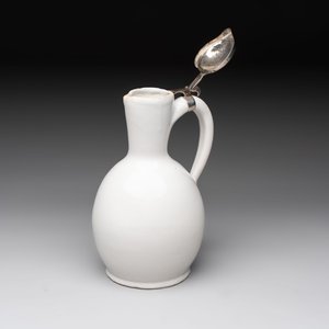 A fine white-glazed Delftware jug with silver cover, 17th C. — photo 2