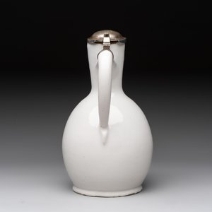 A fine white-glazed Delftware jug with silver cover, 17th C. — photo 4
