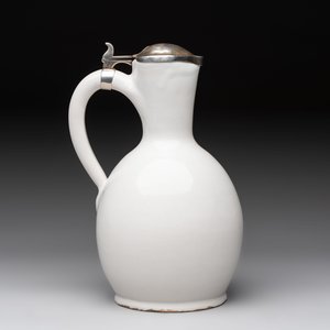 A fine white-glazed Delftware jug with silver cover, 17th C. — photo 5