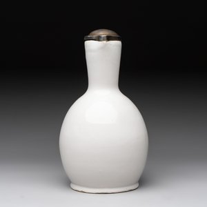 A fine white-glazed Delftware jug with silver cover, 17th C. — photo 6