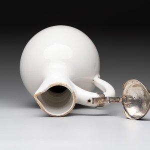 A fine white-glazed Delftware jug with silver cover, 17th C. — photo 7