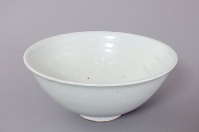 A finely applied Chinese pale celadon porcelain bowl, 19/20th C.