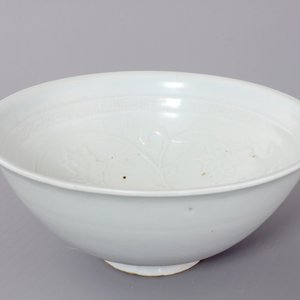 A finely applied Chinese pale celadon porcelain bowl, 19/20th C. — photo 1