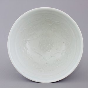 A finely applied Chinese pale celadon porcelain bowl, 19/20th C. — photo 2