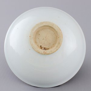 A finely applied Chinese pale celadon porcelain bowl, 19/20th C. — photo 3