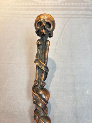 A finely carved boxwood 'vanitas' or 'memento mori' stick, 18/19th C. — 照片 1
