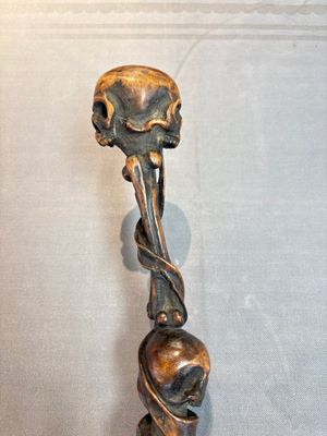 A finely carved boxwood 'vanitas' or 'memento mori' stick, 18/19th C. — 照片 2