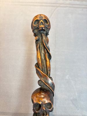 A finely carved boxwood 'vanitas' or 'memento mori' stick, 18/19th C. — 照片 3