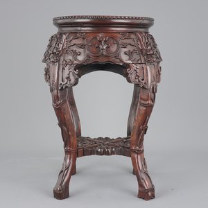 A finely carved Chinese hardwood marble top vase stand, 19th C. — photo 1