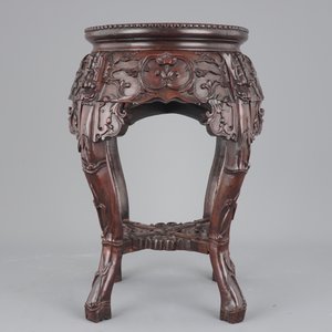 A finely carved Chinese hardwood marble top vase stand, 19th C. — photo 2