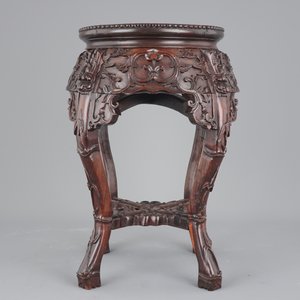 A finely carved Chinese hardwood marble top vase stand, 19th C. — photo 3