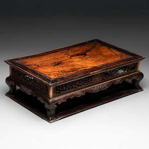 A finely carved Chinese hardwood stand, Qing — foto 1