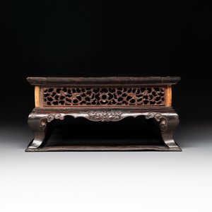 A finely carved Chinese hardwood stand, Qing — foto 3