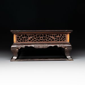 A finely carved Chinese hardwood stand, Qing — foto 5