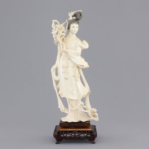 A finely carved Chinese ivory lady on wooden stand, ca. 1900 — photo 1