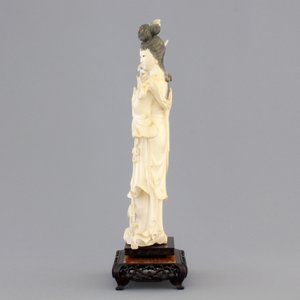 A finely carved Chinese ivory lady on wooden stand, ca. 1900 — photo 2