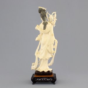 A finely carved Chinese ivory lady on wooden stand, ca. 1900 — photo 3