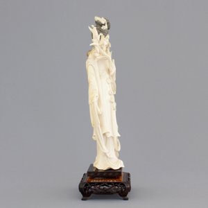 A finely carved Chinese ivory lady on wooden stand, ca. 1900 — photo 4