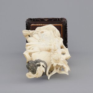 A finely carved Chinese ivory lady on wooden stand, ca. 1900 — photo 5