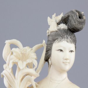 A finely carved Chinese ivory lady on wooden stand, ca. 1900 — photo 6