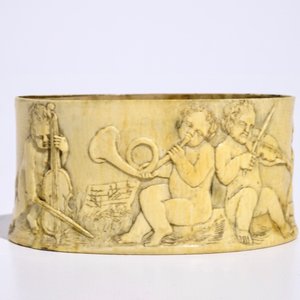 A finely carved ivory box with boys playing music, probably French, 18/19th C. — photo 2