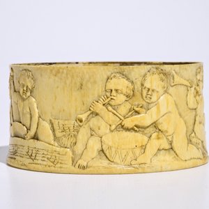 A finely carved ivory box with boys playing music, probably French, 18/19th C. — photo 4