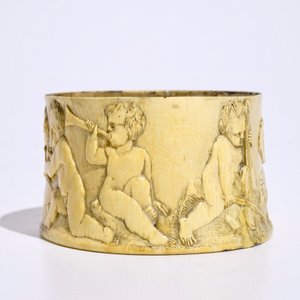 A finely carved ivory box with boys playing music, probably French, 18/19th C. — photo 5