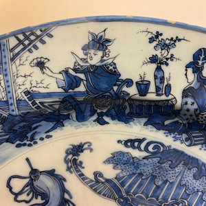 A finely painted and thin-walled large Dutch Delft blue and white chinoiserie dish, late 17th C. — photo 3