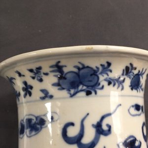 A five-piece Chinese blue and white garniture with dragons, 19th C. — 照片 15