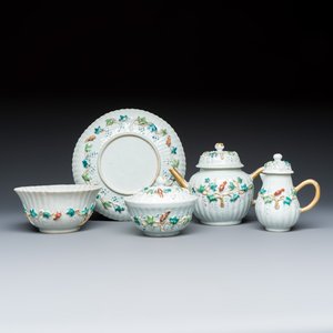 A five piece Chinese export porcelain part service with applied design of squirrels and grapevines — foto 1
