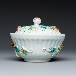 A five piece Chinese export porcelain part service with applied design of squirrels and grapevines — foto 11