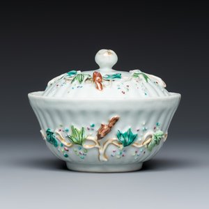 A five piece Chinese export porcelain part service with applied design of squirrels and grapevines — foto 12