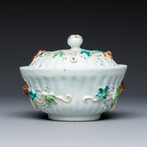 A five piece Chinese export porcelain part service with applied design of squirrels and grapevines — foto 13