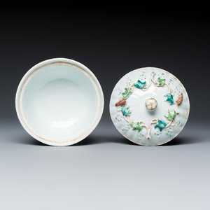 A five piece Chinese export porcelain part service with applied design of squirrels and grapevines — foto 14