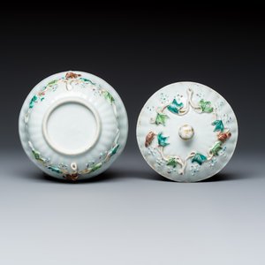 A five piece Chinese export porcelain part service with applied design of squirrels and grapevines — foto 15