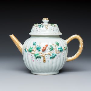 A five piece Chinese export porcelain part service with applied design of squirrels and grapevines — foto 16