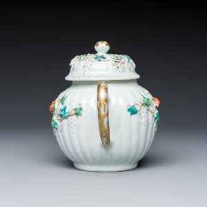 A five piece Chinese export porcelain part service with applied design of squirrels and grapevines — foto 17