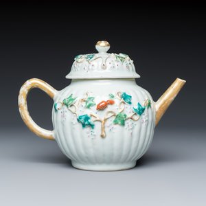 A five piece Chinese export porcelain part service with applied design of squirrels and grapevines — foto 18
