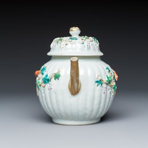 A five piece Chinese export porcelain part service with applied design of squirrels and grapevines — foto 19