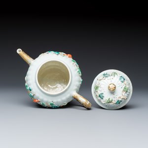 A five piece Chinese export porcelain part service with applied design of squirrels and grapevines — foto 20
