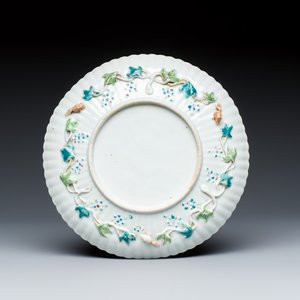 A five piece Chinese export porcelain part service with applied design of squirrels and grapevines — foto 2