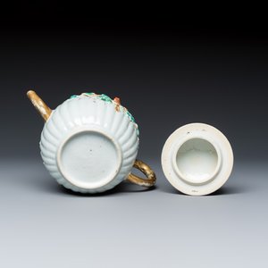 A five piece Chinese export porcelain part service with applied design of squirrels and grapevines — foto 21