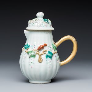 A five piece Chinese export porcelain part service with applied design of squirrels and grapevines — foto 22